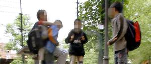 Machtspiele auf dem Schulhof. In bestimmten Berliner Bezirken offenbar keine Seltenheit.