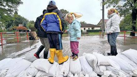 Mit Sandsäcken schützt sich der Ort Kabelsketal vor den nahenden Fluten. 