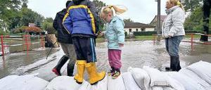 Mit Sandsäcken schützt sich der Ort Kabelsketal vor den nahenden Fluten.