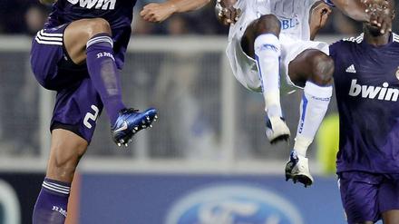 Voller Einsatz bei Sami Khedira (l.).