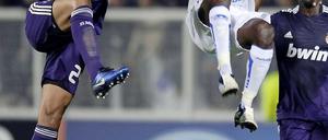 Voller Einsatz bei Sami Khedira (l.).