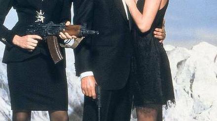 Da kann das Original nicht mithalten. Pierce Brosnan mit starken Frauen als Agent 007 in „Goldeneye“. Der echte Agent sah nicht ganz so gut aus.
