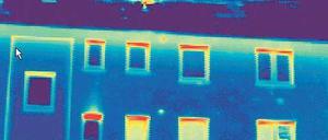 Den Garten heizen. Die Aufnahme mit der Wärmebildkamera zeigt, wie viel Energie verschwendet wird. Gebäude stehen hierzulande für 40 Prozent des gesamten Verbrauchs. Die Regierung will nun mehr für den Klimaschutz tun – womöglich auf Kosten der Mieter. 