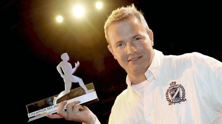 Bobpilot André Lange mit einer weiteren Siegertrophäe.