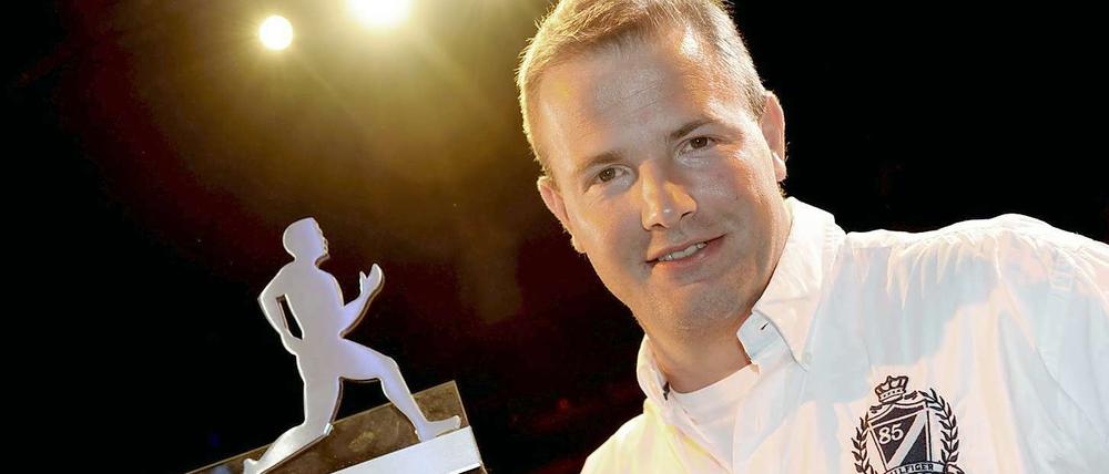 Bobpilot André Lange mit einer weiteren Siegertrophäe.