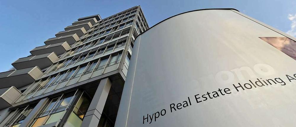 Die Bundesregierung plant 200 Milliarden Euro an derzeit unverkäuflichen Wertpapieren und nicht mehr notwendigen Geschäftsbereichen aus der HRE in eine Abwicklungsanstalt auszulagern. Die restliche Kernbank soll verkauft werden.