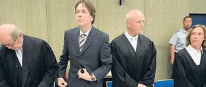 Schwerer Stand. Jörg Kachelmann mit seinen Anwälten Reinhard Birkenstock (links), Klaus Schroth und Andrea Combe. 