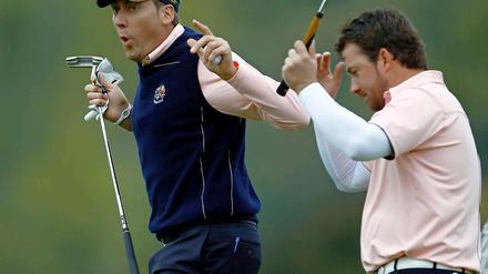 Die Europäer Ian Poulter (l.) und Graeme McDowell studieren im Training schon mal ihre Posen für den Wettkampf ein.