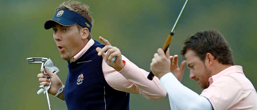Die Europäer Ian Poulter (l.) und Graeme McDowell studieren im Training schon mal ihre Posen für den Wettkampf ein.