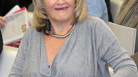 Burka oder Mantel des Schweigens? Alice Schwarzer will beides nicht und packt es weg.