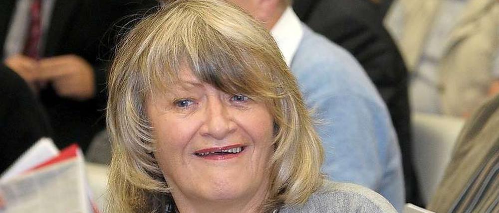 Burka oder Mantel des Schweigens? Alice Schwarzer will beides nicht und packt es weg.