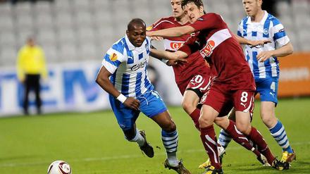 Zdravko Kuzmanovic gibt gegen Eric Djemba-Djemba alles, um den nicht an den Ball kommen zu lassen.