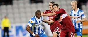 Zdravko Kuzmanovic gibt gegen Eric Djemba-Djemba alles, um den nicht an den Ball kommen zu lassen.