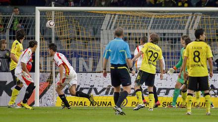Luca Cigarini trifft kurz vor der Pause zum 1:0 für Sevilla.