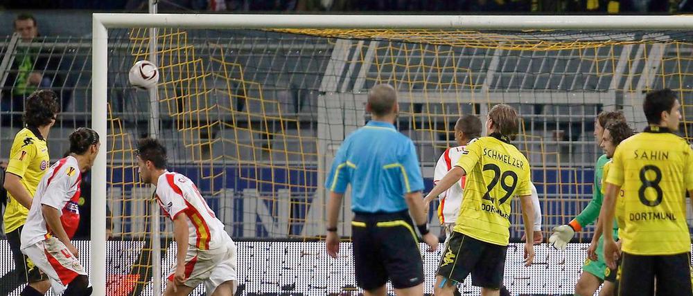 Luca Cigarini trifft kurz vor der Pause zum 1:0 für Sevilla.