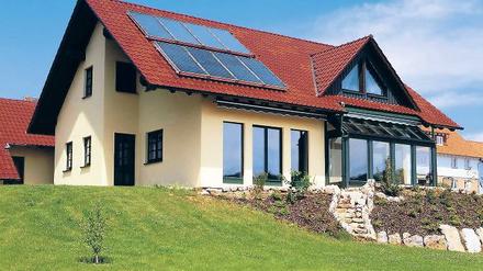 Fotovoltaikanlagen werden immer preiswerter. So sanken die Preise für schlüsselfertige Solarstromanlagen innerhalb der vergangenen zwölf Monate nach Berechnungen des Bundesverbands Solarwirtschaft (BSW-Solar) um durchschnittlich 13 Prozent. Foto: dpa