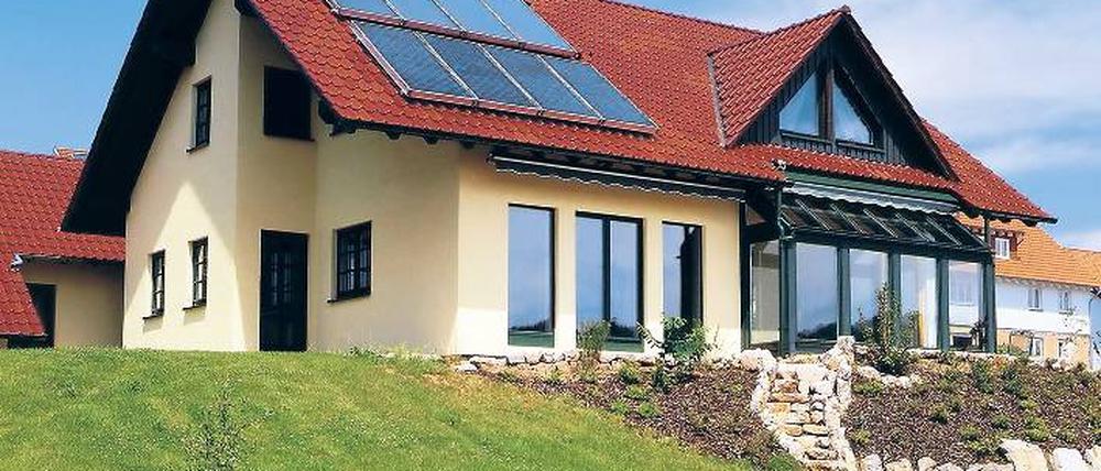 Fotovoltaikanlagen werden immer preiswerter. So sanken die Preise für schlüsselfertige Solarstromanlagen innerhalb der vergangenen zwölf Monate nach Berechnungen des Bundesverbands Solarwirtschaft (BSW-Solar) um durchschnittlich 13 Prozent. Foto: dpa
