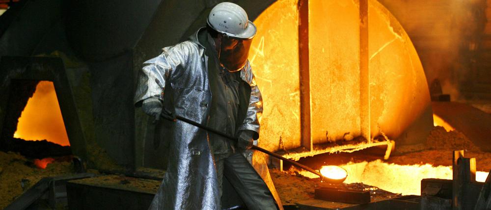 Ein Stahlarbeiter am Fuß des Hochofens 8 des ThyssenKrupp Stahlwerkes in Duisburg.