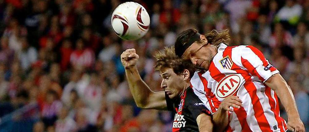 Verbissener Kampf: Patrick Helmes (l.) und Tomas Ujfalusi im Kopfballduell.