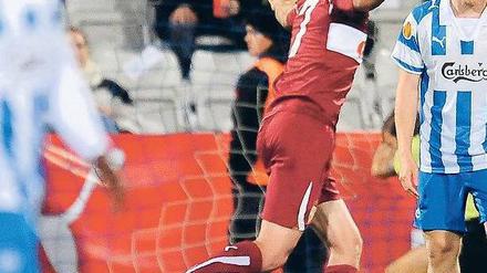 Hoch und rein. Stuttgarts Martin Harnik traf vier Minuten vor Ende zum 2:1. Foto: dpa