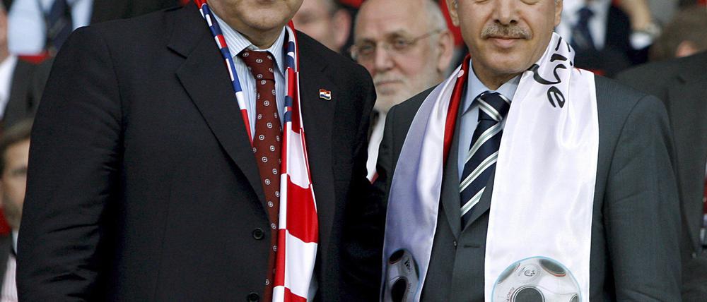 Fußballliebhaber. Erdogan bei der EM 2008 beim Spiel gegen Kroatien. An seiner Seite Kroatiens damaliger Premier Ivo Sanader.