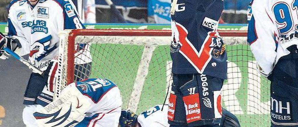 Immerhin mal wieder jubeln dürfen. Die Eisbären wirkten müde und urlaubsreif. Laurin Braun (M.) brachte die Berliner aber trotzdem mit 1:0 in Führung. Foto: contrastphoto