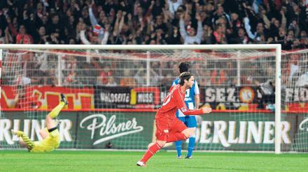 Die Versöhnung nach dem Schluss. Herthas Torschütze Peter Niemeyer und John Jairo Mosquera fallen sich in die Arme, Santi Kolk (2. v. l.) schaut zufrieden zu. Er hatte den Ausgleich für Union erzielt (Bild unten links), nicht gerade zur Freude des Regierenden Bürgermeisters und Hertha-Fans Klaus Wowereit (Bild unten rechts). Fotos: dpa (2), Matthias Koch