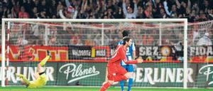 Die Versöhnung nach dem Schluss. Herthas Torschütze Peter Niemeyer und John Jairo Mosquera fallen sich in die Arme, Santi Kolk (2. v. l.) schaut zufrieden zu. Er hatte den Ausgleich für Union erzielt (Bild unten links), nicht gerade zur Freude des Regierenden Bürgermeisters und Hertha-Fans Klaus Wowereit (Bild unten rechts). Fotos: dpa (2), Matthias Koch