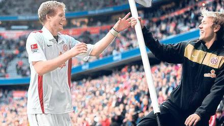 Boygroup. André Schürrle (l.) und Lewis Holtby zelebrieren musizierend.