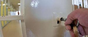 In der JVA Tegel wurde bei einem Sicherheitsverwahrten kinderpornografisches Material gefunden. 