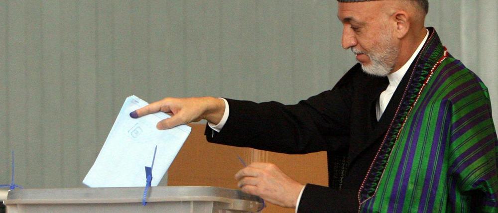 Präsident Karsai gibt seine Stimme ab.