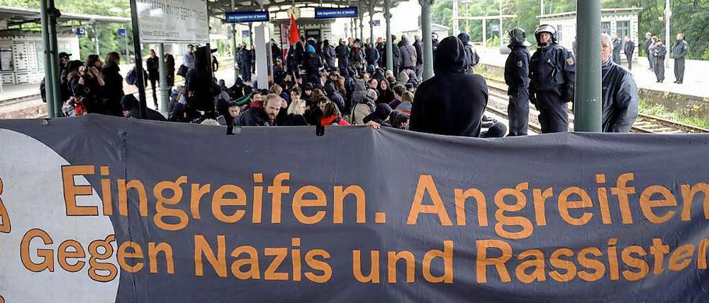 Gegendemonstranten versammeln sich auf dem Bahnhof.