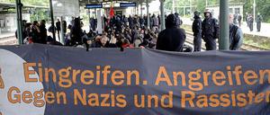 Gegendemonstranten versammeln sich auf dem Bahnhof.