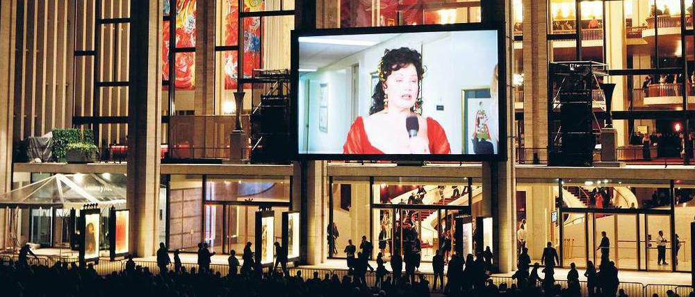 Werbung in eigener Sache. Die New Yorker Metropolitan Opera bei der „Tosca“-Premiere im Herbst 2009.