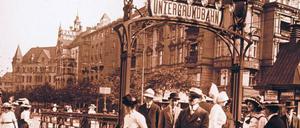 Vor den Toren Berlins. Charlottenburg war vor Eingemeindung 1920 eine wohlhabende, selbstständige Stadt - mit einem U-Bahn-Anschluss. Kein Wunder, dass sich hier die Begeisterung für die Groß-Berliner Fusion vor 90 Jahren in Grenzen hielt.