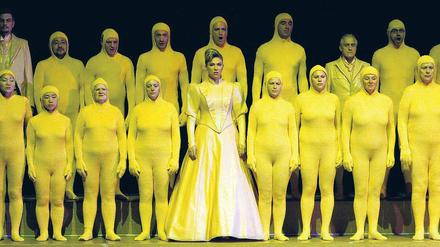 Die Geburt der Tragödie aus dem Geiste Nietzsches, Polleschs und Schlingensiefs. In der Mitte: Sopranistin Annette Dasch. Foto: dpa