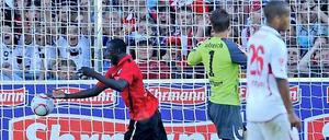 Er trifft und trifft und trifft und trifft: Freiburgs Cissé schoss (l.) gegen Stuttgart sein viertes Saisontor.