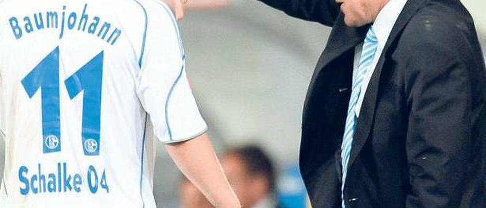 Schalkes Trainer Felix Magath macht Alexander Baumjohann vor, wie es laufen müsste.