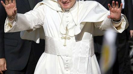 Im Zusammenhang mit dem Besuch von Papst Benedikt XVI. in Großbritannien hat die britische Polizei fünf Verdächtige festgenommen. Scotland Yard teilte am Freitag mit, die im Zentrum von London festgenommenen Männer im Alter von 26 bis 50 Jahren stünden im Verdacht, "terroristische Taten" in Verbindung mit dem Papst-Besuch vorbereitet und in Auftrag gegeben zu haben.