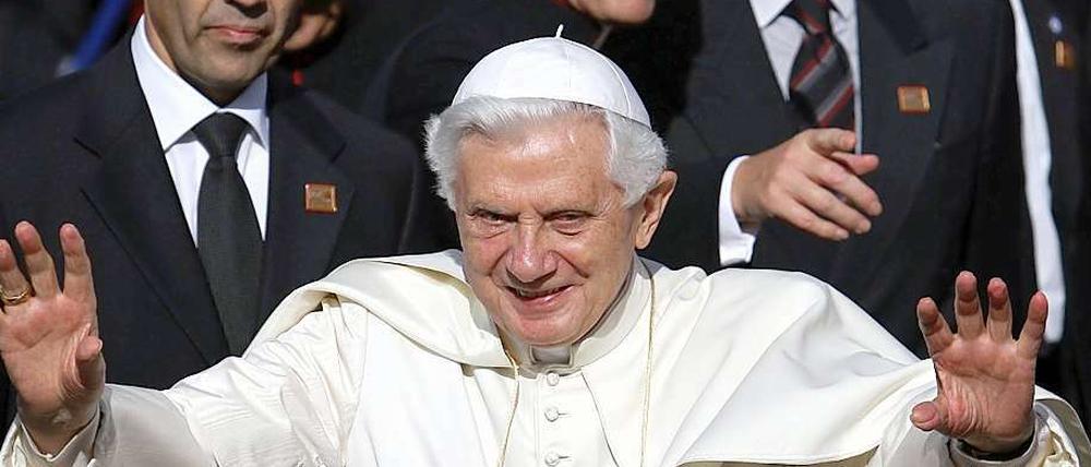 Im Zusammenhang mit dem Besuch von Papst Benedikt XVI. in Großbritannien hat die britische Polizei fünf Verdächtige festgenommen. Scotland Yard teilte am Freitag mit, die im Zentrum von London festgenommenen Männer im Alter von 26 bis 50 Jahren stünden im Verdacht, "terroristische Taten" in Verbindung mit dem Papst-Besuch vorbereitet und in Auftrag gegeben zu haben.