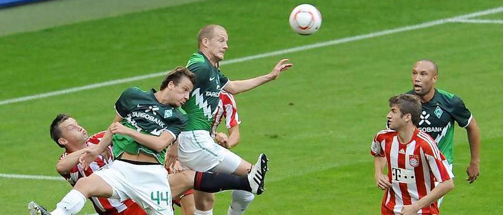 Viel Gerangel um nichts: Nach einem ausgeglichenen Spiel trennen sich Bayern München und Werder Bremen 0:0.