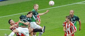 Viel Gerangel um nichts: Nach einem ausgeglichenen Spiel trennen sich Bayern München und Werder Bremen 0:0.