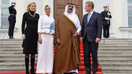 Den Emir von Katar, Hamad bin Khalifa Al Thani, und seine Ehefrau Mouza Bint Nasser Al Missned mit Bundespräsident Christian Wulff (r) und Ehefrau Bettina (l) am Mittwoch vor dem Schloss Bellevue.