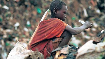 Allein. Nach Schätzungen von Unicef schlagen sich mehr als 100 Millionen verlassener und verstoßener Kinder als Bettler, Diebe und Drogendealer auf den Straßen der Metropolen der Welt durch. Neben Nahrung und Unterkunft fehlt ihnen Bildung. Foto: dapd