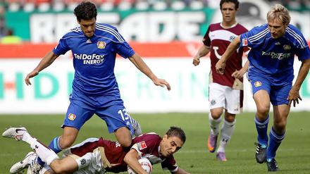 Michael Ballack im Zweikampf mit dem Hannoveraner Mohammed Abdellaoue.