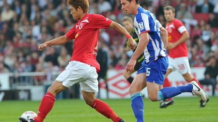 Takahito Soma (li.) von Cottbus gegen Rob Friend.