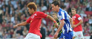 Takahito Soma (li.) von Cottbus gegen Rob Friend.