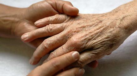 Die Krankheit Alzheimer ist unheilbar. Sie lässt Hirnzellen absterben und zerstört das Gedächtnis. Weltweit leiden über 35 Millionen Menschen daran, die Zahl der Betroffenen wächst rasant.