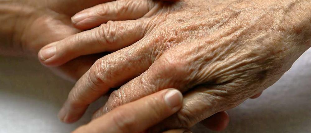 Die Krankheit Alzheimer ist unheilbar. Sie lässt Hirnzellen absterben und zerstört das Gedächtnis. Weltweit leiden über 35 Millionen Menschen daran, die Zahl der Betroffenen wächst rasant.