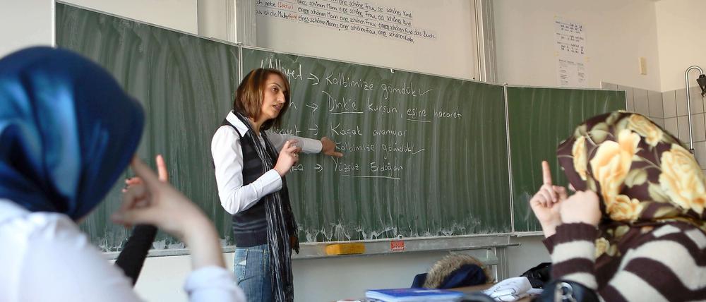 Lehrer mit Migrationshintergrund können besser zur Integration ausländischer Schüler beitragen.